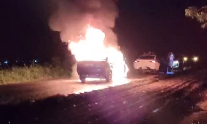 bombeiros-extinguem-fogo-em-dois-veiculos-na-ba-489-entre-itamaraju-e-prado