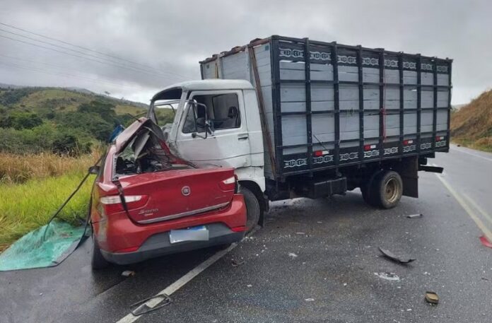 colisao-entre-carro-e-caminhao-mata-mae-e-filho;-veiculo-destruido