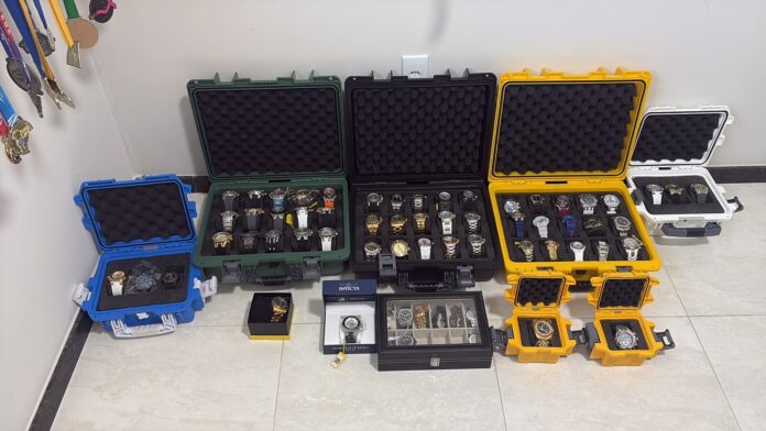 policia-apreende-relogios-de-luxo,-municoes-e-documentos-em-imoveis-vinculados-a-suspeito-de-chefiar-o-trafico-na-bahia