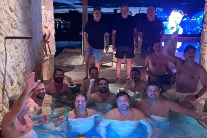 parlamentares-da-bahia-participam-de-festa-na-piscina-com-investigado-por-fraudes-do-inss