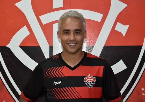 jadson,-ex-jogador-do-vitoria-e-do-corinthians,-e-preso-como-suspeito-de-violencia-domestica-no-parana