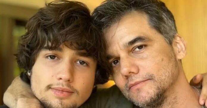 filho-de-wagner-moura-com-marieta-severo-e-humberto-carrao-na-estreia