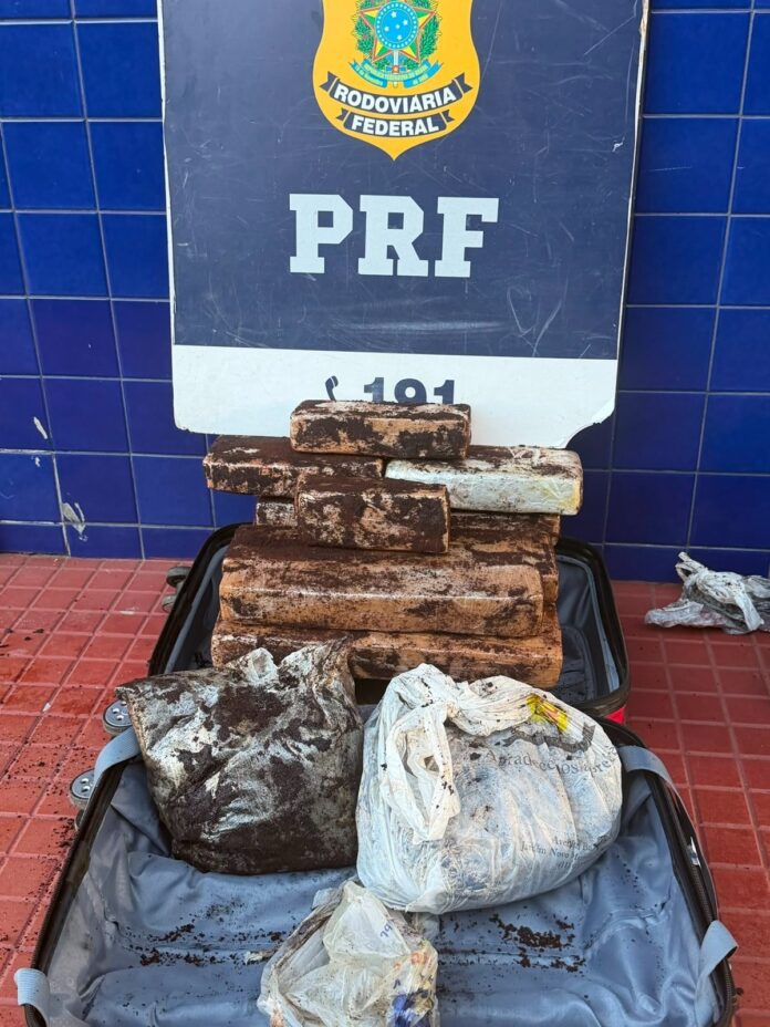 prf-apreende-13,7-kg-de-cocaina-em-mala-que-continha-cafe-durante-abordagem-a-onibus-na-bahia