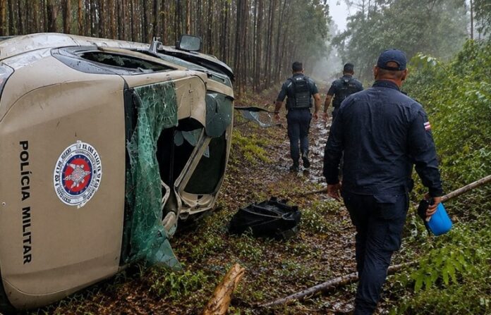 viatura-da-pm-capota-na-ba-275,-em-belmonte,-deixou-policiais-feridos