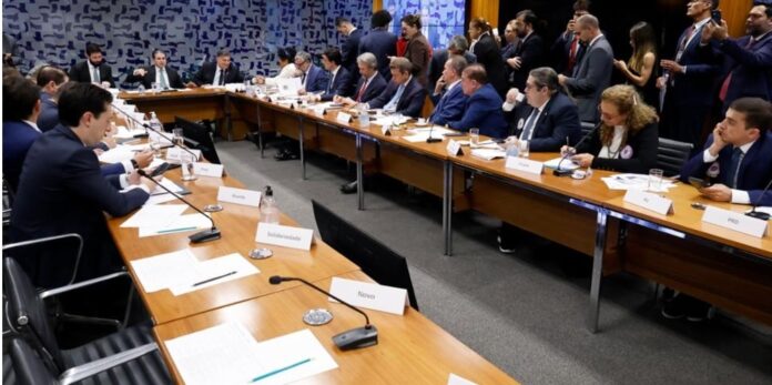 lider-do-pt-desmaia-durante-reuniao-de-lideres-e-e-retirado-de-maca;-hugo-motta-cancela-votacoes-no-plenario