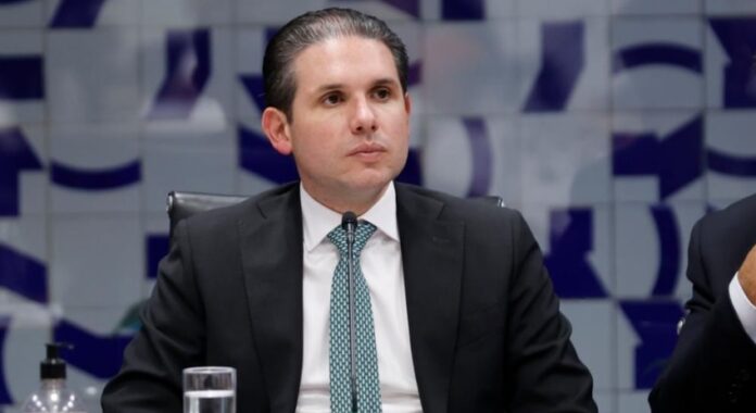 hugo-motta-oferece-apoio-ao-governo-e-busca-acelerar-a-votacao-da-medida-que-revogou-a-taxa-das-blusinhas