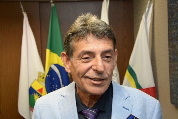 juiz-e-afastado-apos-ser-flagrado-bebendo-e-fumando-em-sessao