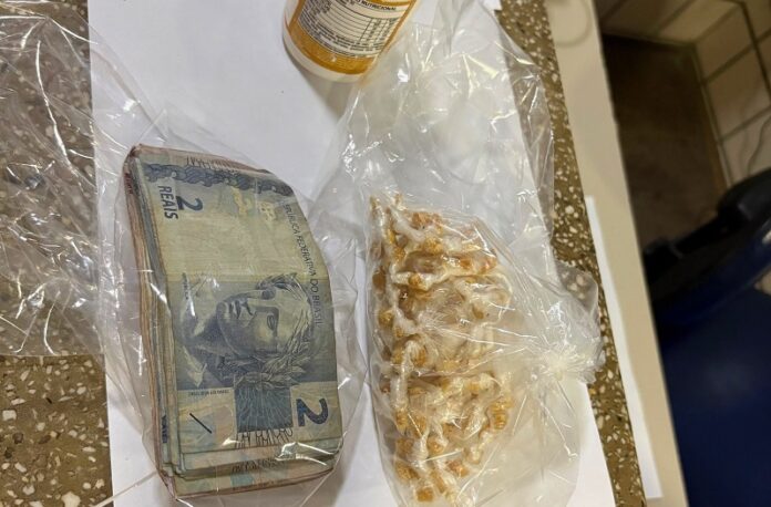 pm-apreende-134-pedras-de-crack-e-prende-suspeito-por-trafico-em-itamaraju