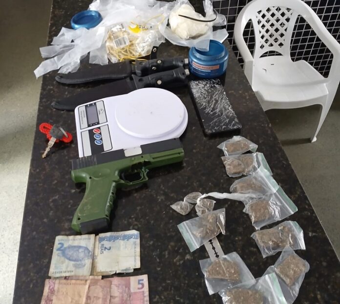 pm-prende-suspeito-por-trafico-de-drogas-e-porte-de-simulacro-de-arma-de-fogo-em-itamaraju