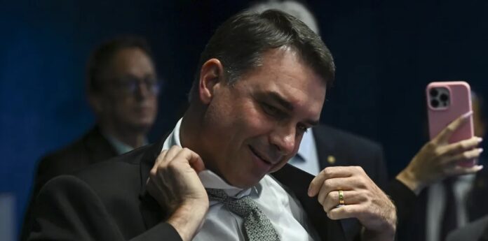 universidade-afirma-flavio-bolsonaro-nao-cursou-a-pos-graduacao-citada-na-biografia-do-candidato