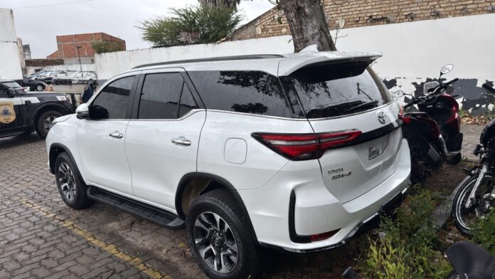 carro-de-r$-350-mil-e-apreendido-durante-apuracao-de-fraude-envolvendo-veiculos-em-feira