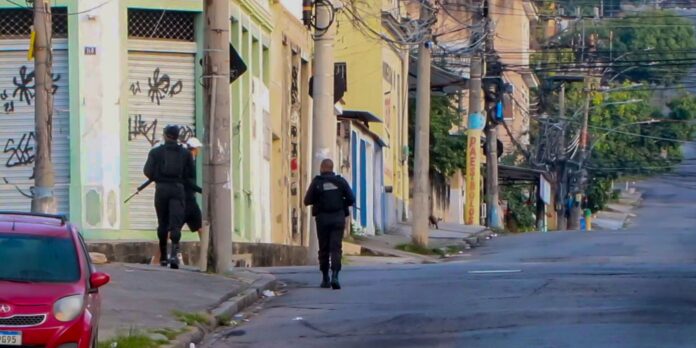 pm-do-rj-prende-13-em-operacao-contra-o-comando-vermelho;-quatro-mortos