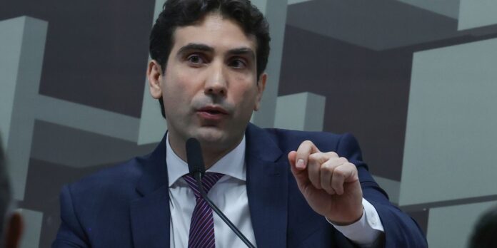 galipolo-critica-pressao-de-empresas-para-que-consumidores-recorram-ao-fgc
