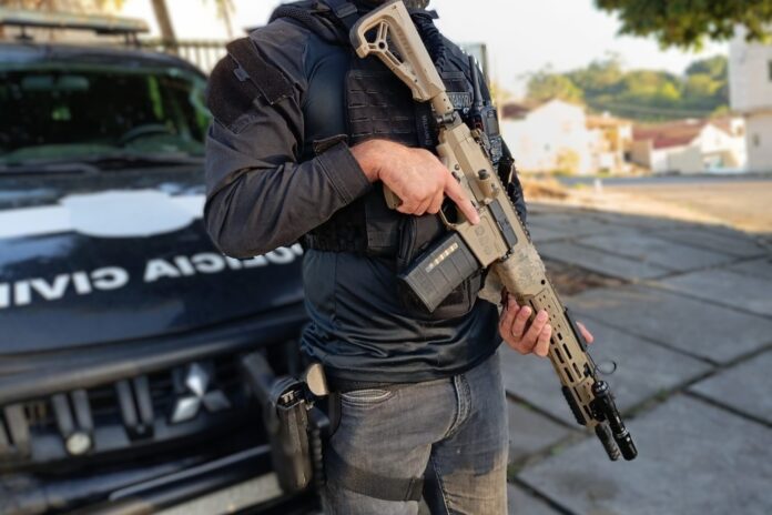 belmonte:-policia-apreende-pistola,-drogas-e-celulares-em-apuracao