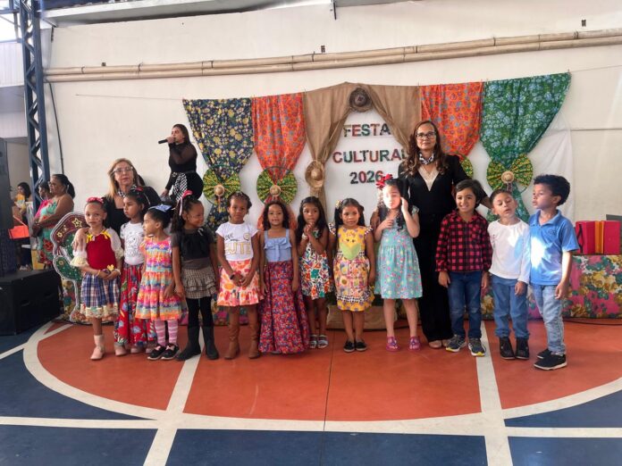 alunos-da-emei-monte-sinai-celebram-a-diversidade-cultural-brasileira-com-apresentacoes-em-teixeira-de-freitas,-bahia
