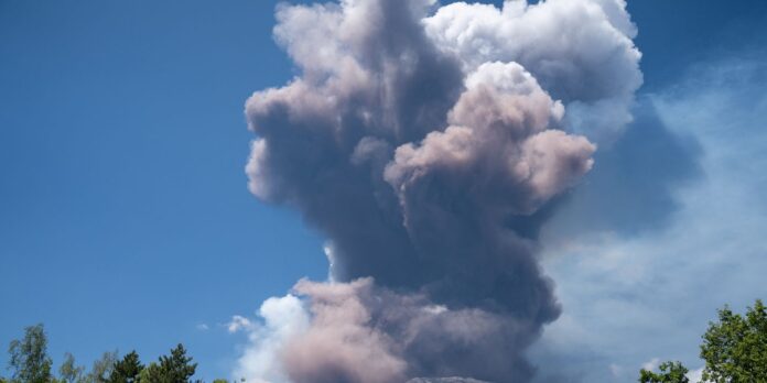 etna-em-erupcao-mantem-aeroporto-siciliano-com-fechamento-em-vigor