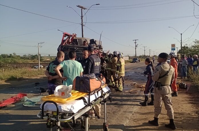 acidente-entre-duas-carretas-na-br-101-deixa-motorista-preso-as-ferragens;-vitima-e-levada-ao-hospital-municipal-de-nova-vicosa