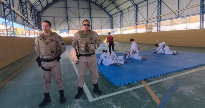 pm-lanca-projeto-de-jiu-jitsu-para-criancas-em-feira-de-santana