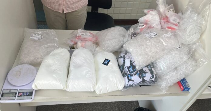 policia-militar-prende-suspeito-com-50-kg-de-drogas-em-pernambues,-salvador