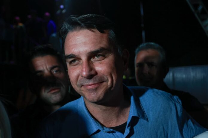 flavio-fecha-acordo-com-criador-de-deepfakes-que-o-vinculava-a-hitler