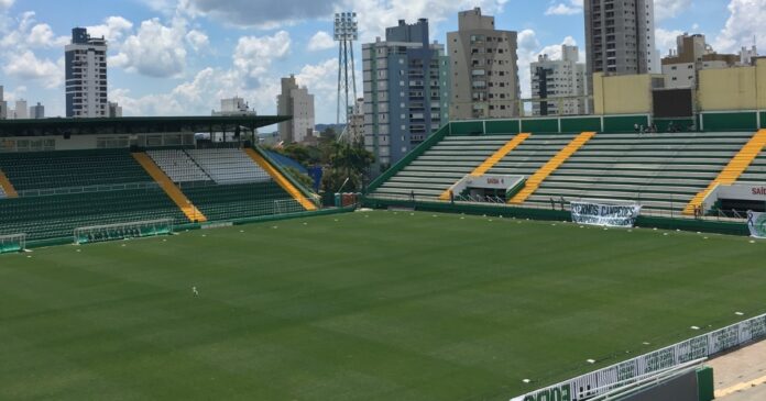 chapecoense-x-bahia:-escalacoes-oficiais-ja-definidas-para-o-brasileirao-2026