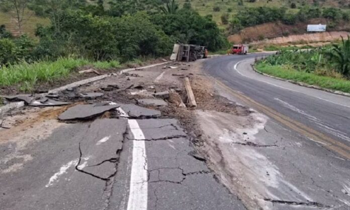 caminhao-carregado-de-pedras-tombou-e-deixou-rachaduras-no-asfalto