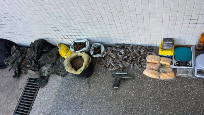 operacao-da-pm-resulta-na-apreensao-de-10-kg-de-maconha-e-na-detencao-de-mulher-com-material-de-trafico-no-doron,-em-salvador