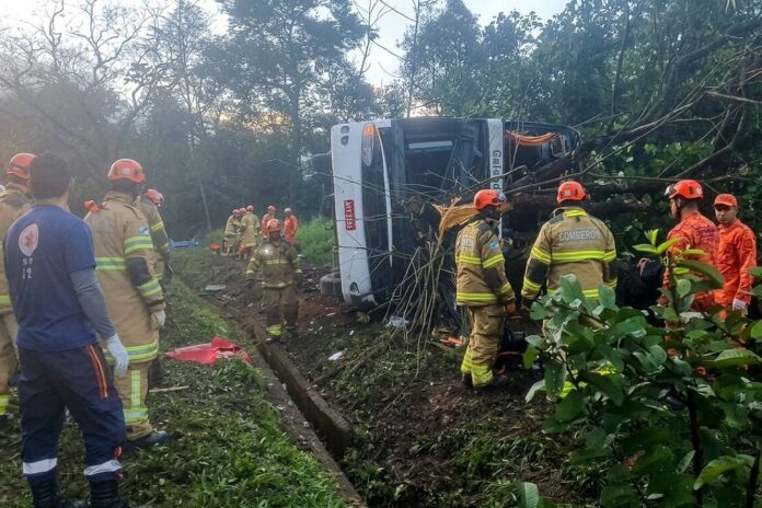 onibus-tombado-na-br-040,-em-petropolis,-deixa-pelo-menos-10-mortos-e-dezenas-de-feridos