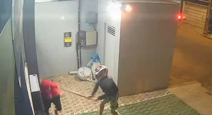 jovem-e-atingido-por-pedaco-de-madeira-apos-bola-bater-no-portao-em-vitoria-da-conquista