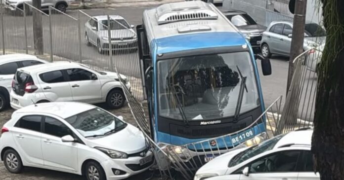 onibus-da-ufba-colide-com-a-faculdade-de-odontologia-apos-mal-estar-do-motorista