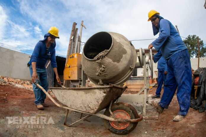 nova-ubs-do-redencao-avanca-na-preparacao-de-ambientes-internos-e-areas-externas,-em-teixeira-de-freitas,-bahia