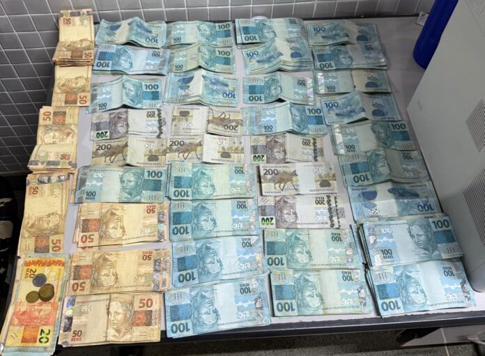 suspeito-de-homicidio-e-preso-com-quase-r$-50-mil-em-onibus-na-ba-052,-regiao-de-irece.