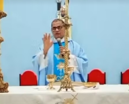 padre-lamenta-interrupcao-de-missa-durante-tiroteio-na-rms