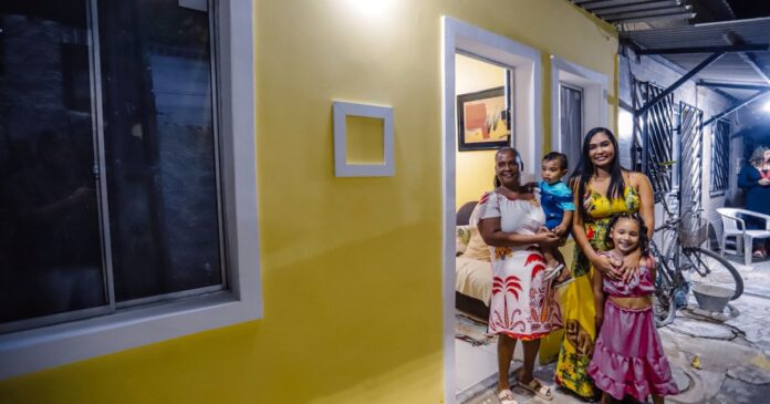 prefeitura-entrega-100-casas-reformadas-em-paripe-e-alcanca-quase-2-mil-imoveis-beneficiados