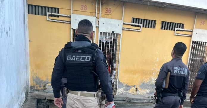 suspeito-policial-penal-e-detido-em-operacao-contra-esquema-de-entrada-de-celulares-no-presidio-de-feira-de-santana