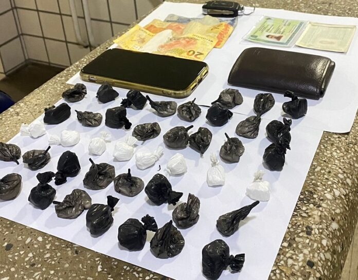 teixeira-de-freitas:-suspeito-foge-da-pm-apos-sinal-vermelho-e-e-flagrado-com-drogas-prontas-para-entrega-via-whatsapp
