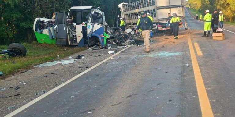 corpos-de-vitimas-de-acidente-no-parana-sao-recolhidos-da-via