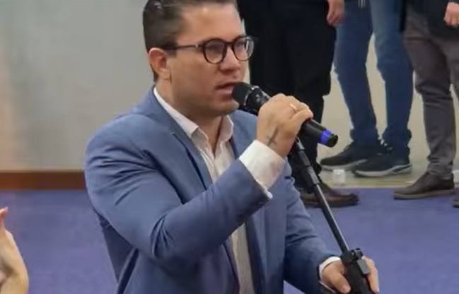 vereador-aponta-esquema-de-propina-para-liberacao-de-certificado-de-construcao-em-feira-de-santana;-afirma-precisar-“molhar-a-mao”