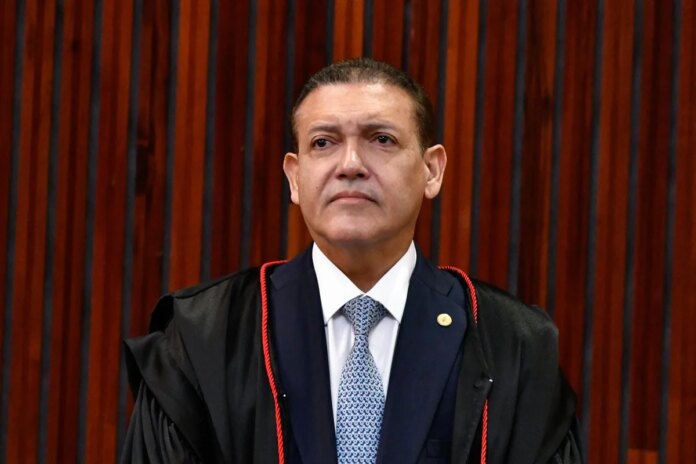 tse-consolida-maioria-para-derrubar-posts-de-flavio-e-aliado;-nunes-marques-pede-vista