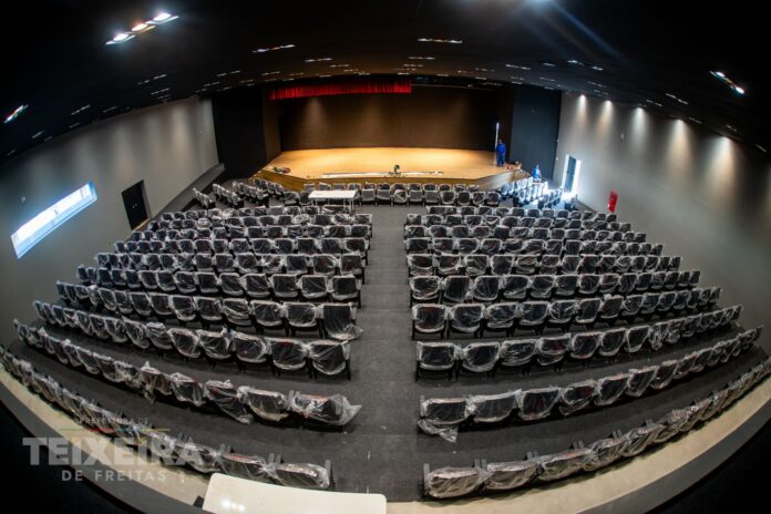 escola-municipal-antonio-chicon-sobrinho:-auditorio-entra-na-reta-final-da-obra-em-teixeira-de-freitas