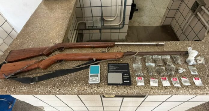 pm-prende-drogas,-armas-e-balancas-de-precisao-em-liberdade-ii,-teixeira-de-freitas