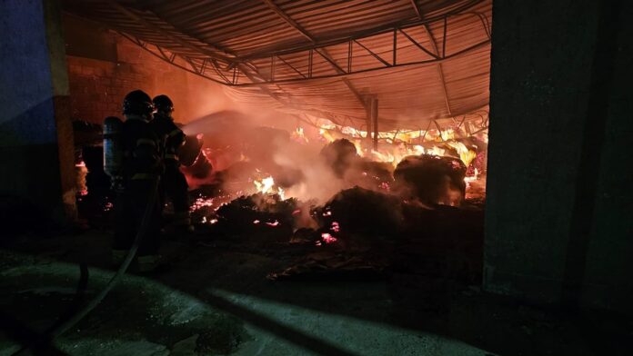 fabrica-de-estofados-sofre-incendio-em-avenida-de-vitoria-da-conquista