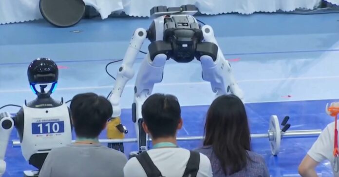 video-mostra-robo-humanoide-caindo-sobre-mesa-de-juizes-em-pequim-apos-perder-equilibrio