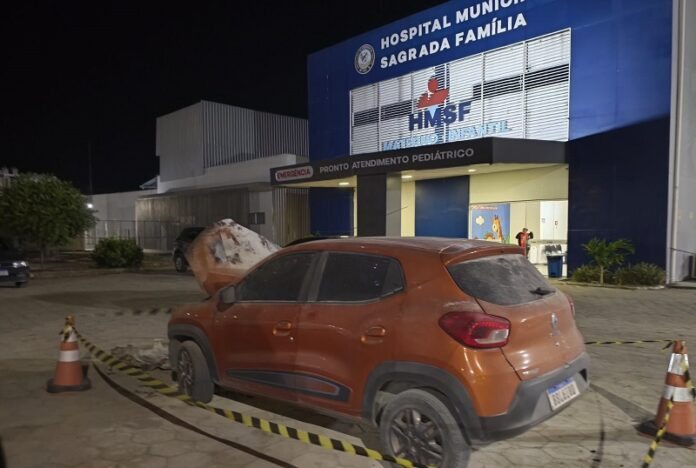 incendio-atinge-veiculo-no-estacionamento-do-hospital-municipal-sagrada-familia,-em-teixeira-de-freitas