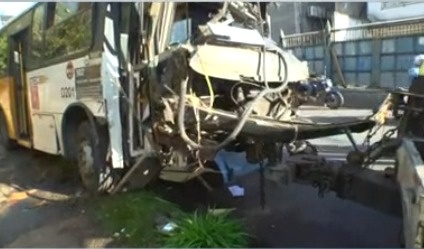 micro-onibus-bate-em-poste-e-provoca-lentidao-na-avenida-gal-costa