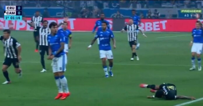 zagueiro-do-atletico-sofre-queda-grave-contra-o-cruzeiro;-vai-parar-no-hospital-e-critica-kaio-jorge
