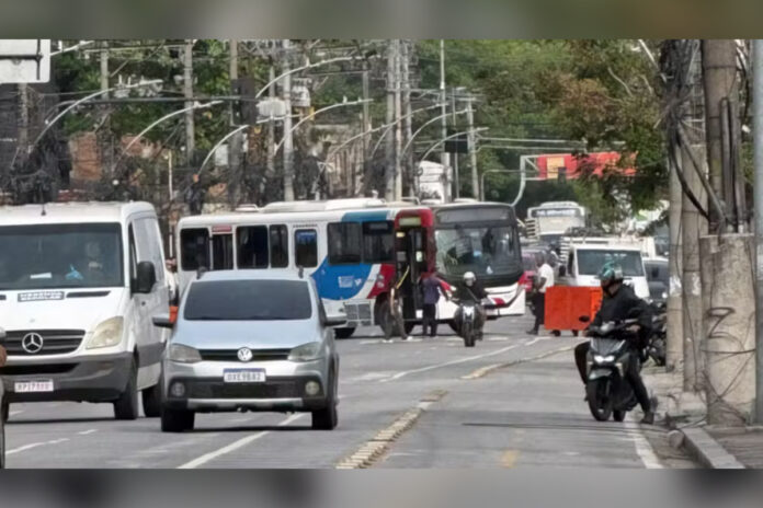 pm-deflagra-operacao-no-rio:-1-morto,-6-presos-e-19-onibus-como-barricada