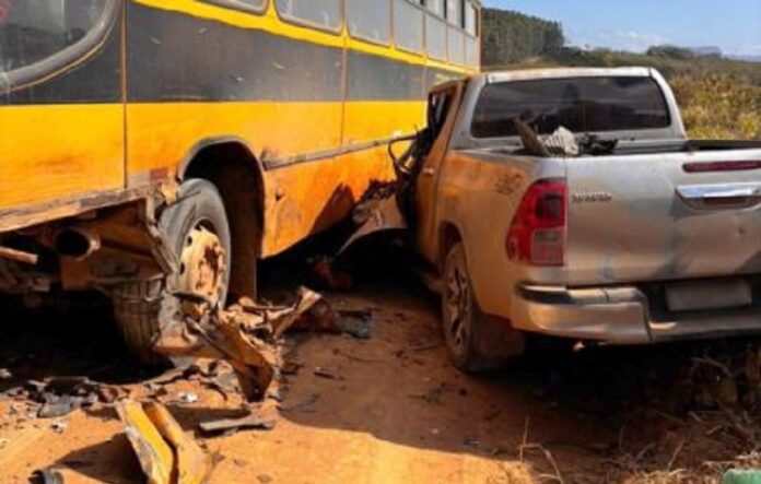 motorista-fica-preso-em-ferragens-apos-caminhonete-colidir-com-onibus-escolar-em-guaratinga