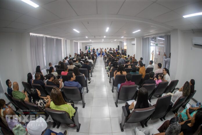 prefeitura-emposa-65-novos-servidores-em-cerimonia-na-escola-antonia-gomes,-teixeira-de-freitas,-bahia