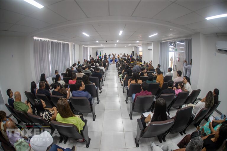 prefeitura-emposa-65-novos-servidores-em-cerimonia-na-escola-antonia-gomes,-teixeira-de-freitas,-bahia